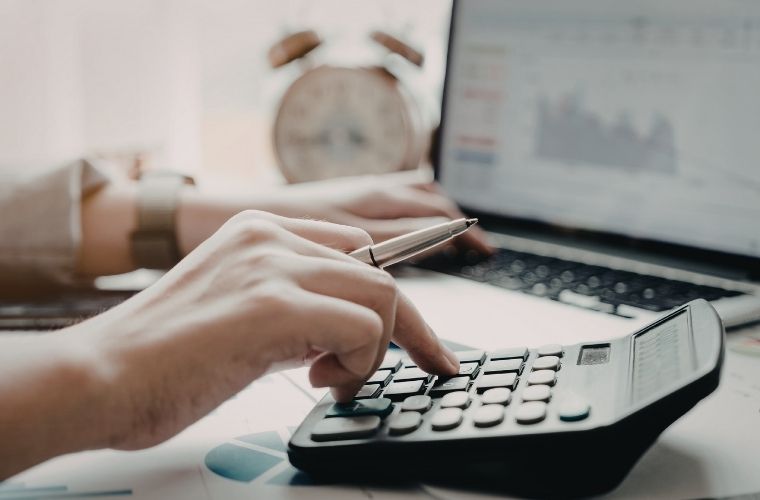 Arsanın emsali ve KAKS oranı ile inşaat alanı hesaplama işlemleri.