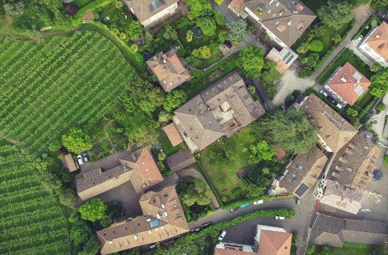 Şehir planlamasında mücavir alan nedir ve yasal inşaat izinleri.