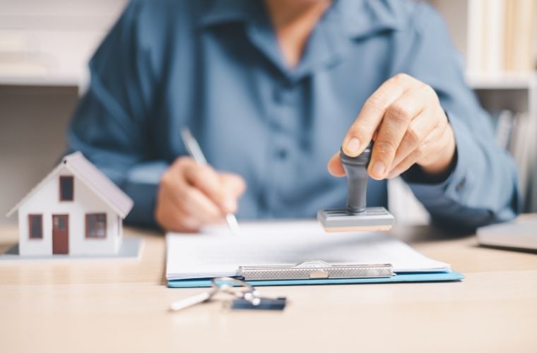 Gayrimenkul alım satım süreçlerinde güvenli tapu devri nasıl yapılır ve adımları.